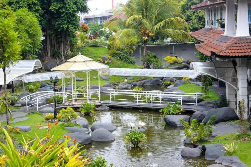 Hotel Merdeka Kediri Kediri  Luaran gambar