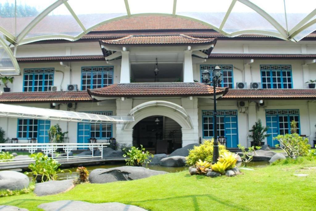 Hotel Merdeka Kediri Kediri  Luaran gambar