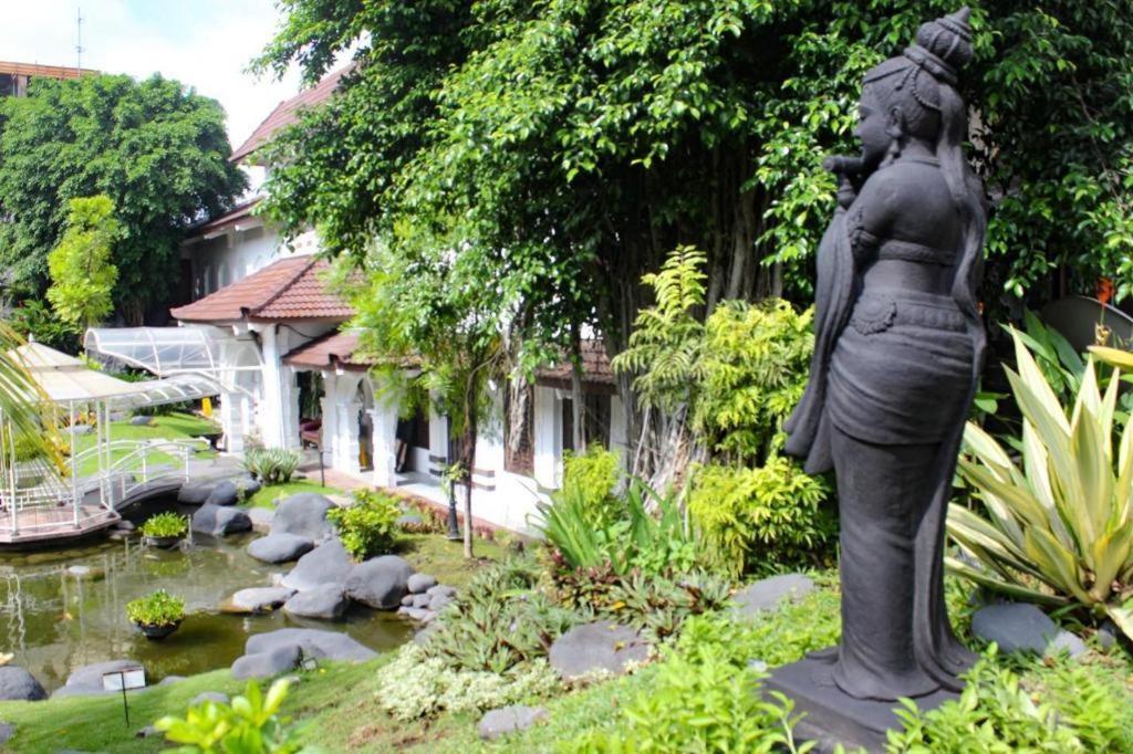 Hotel Merdeka Kediri Kediri  Luaran gambar