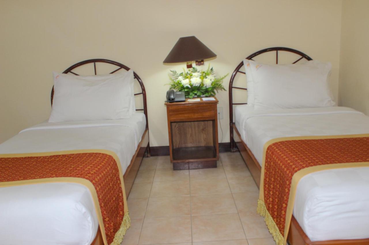 Hotel Merdeka Kediri Kediri  Luaran gambar