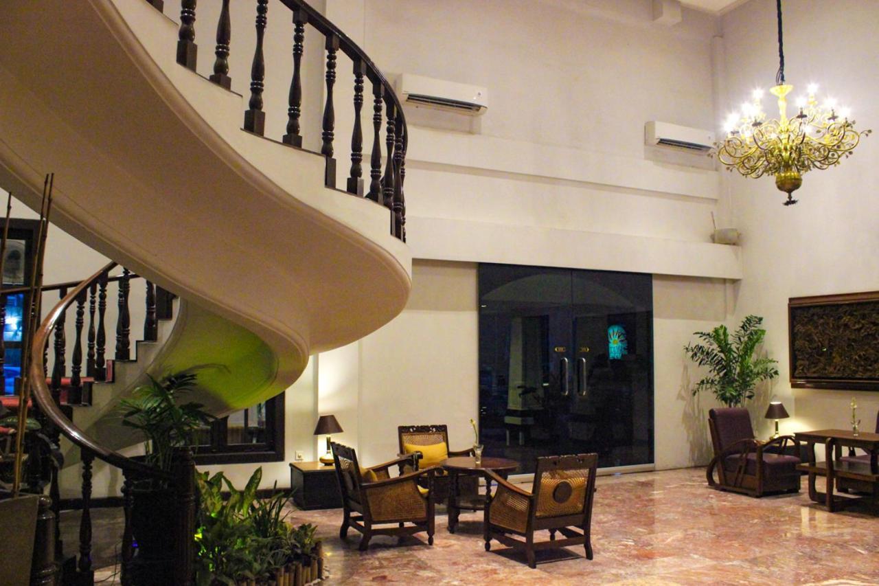 Hotel Merdeka Kediri Kediri  Luaran gambar