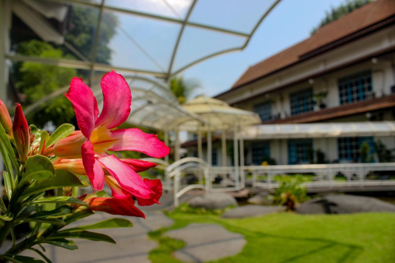 Hotel Merdeka Kediri Kediri  Luaran gambar