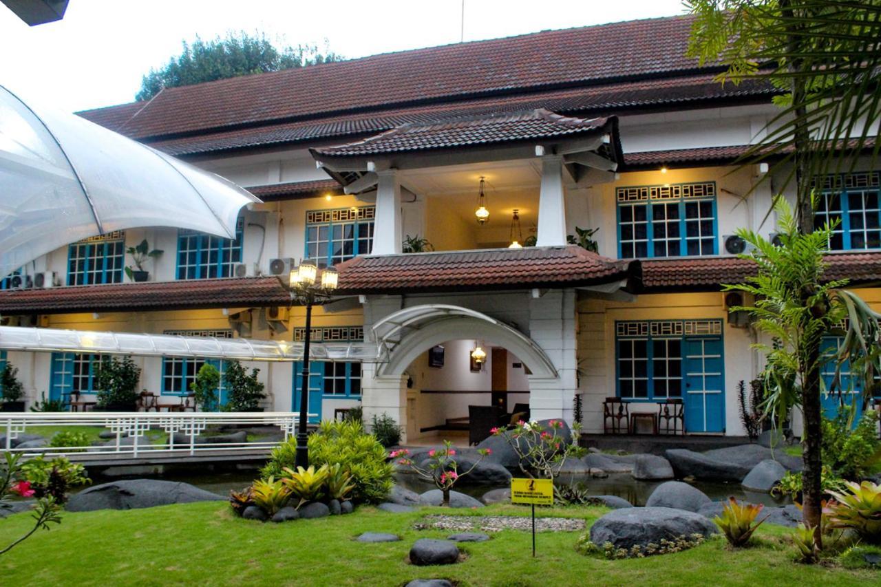 Hotel Merdeka Kediri Kediri  Luaran gambar